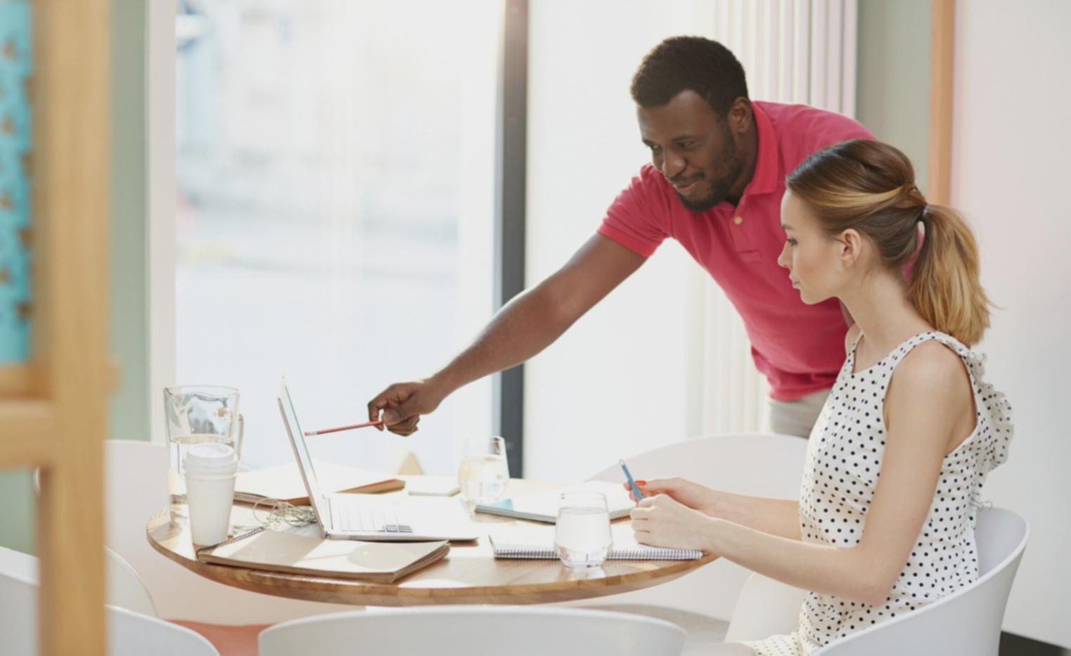 Teamarbeit bei der Analyse von Finanzdaten
