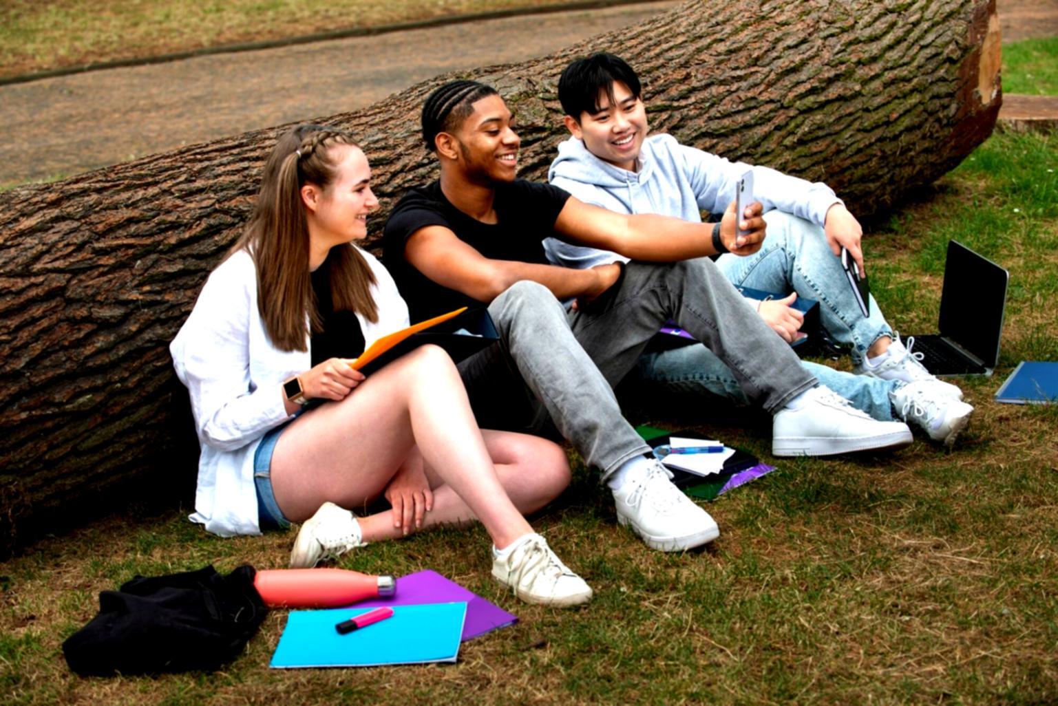 Modernes Büro mit Fokus auf Finanzplanung und Beratung